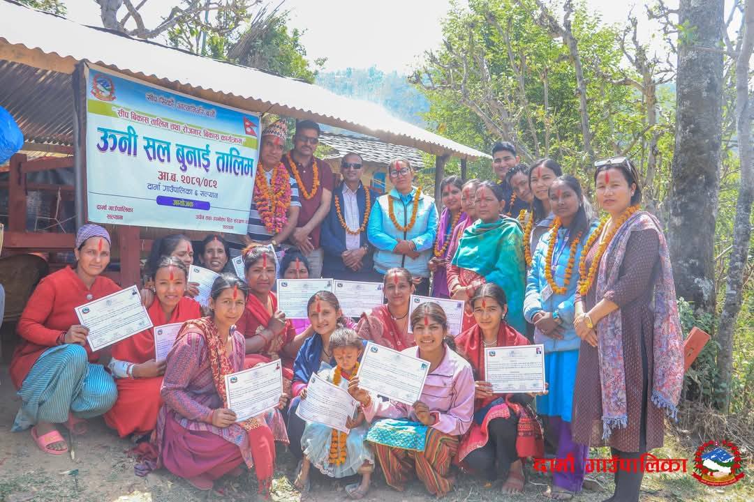 सल्यान दार्माका १३ जना महिलालाई ३ महिने ऊनी सल बुनाई तालिम प्रदान
