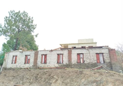 सल्यानमा वर्षासँगै आएको हावा हुरीले बिद्यालयको छाना सँगै एक घर भत्कियो