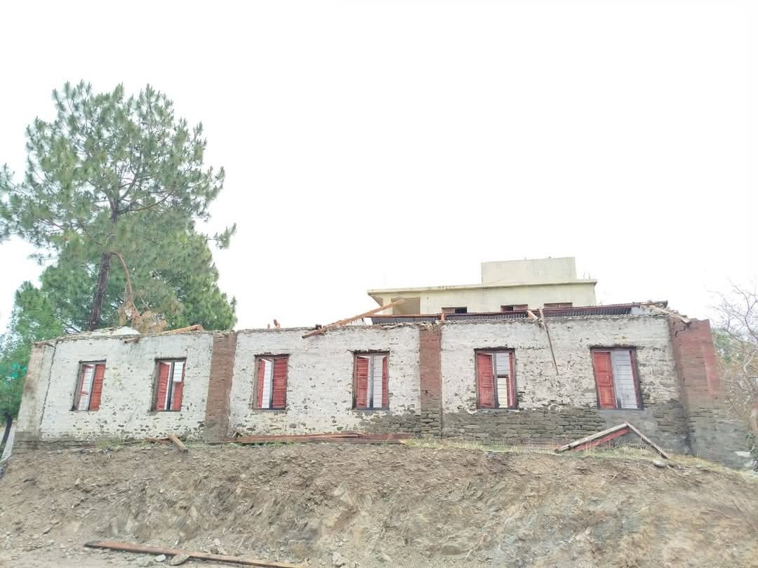 सल्यानमा वर्षासँगै आएको हावा हुरीले बिद्यालयको छाना सँगै एक घर भत्कियो