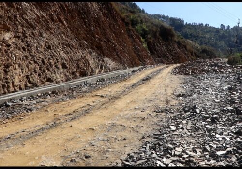 निर्माण सामग्री अभावले एक महिनादेखि सडक स्तरोन्नतिको काम ठप्प