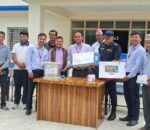 हिमालयन बैंक कुमाखद्वारा प्रहरी र विद्यालयलाई सामग्री हस्तान्तरण