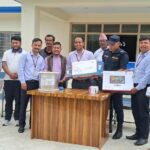 हिमालयन बैंक कुमाखद्वारा प्रहरी र विद्यालयलाई सामग्री हस्तान्तरण
