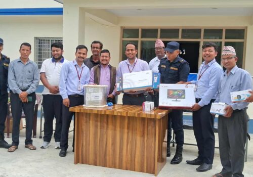 हिमालयन बैंक कुमाखद्वारा प्रहरी र विद्यालयलाई सामग्री हस्तान्तरण
