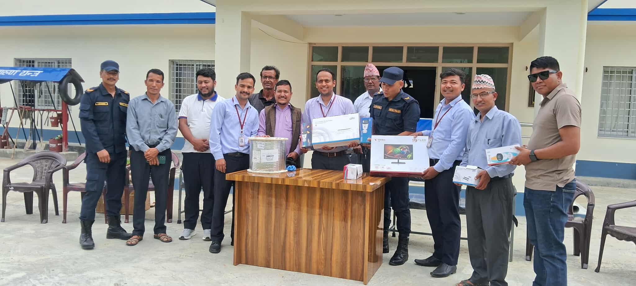 हिमालयन बैंक कुमाखद्वारा प्रहरी र विद्यालयलाई सामग्री हस्तान्तरण