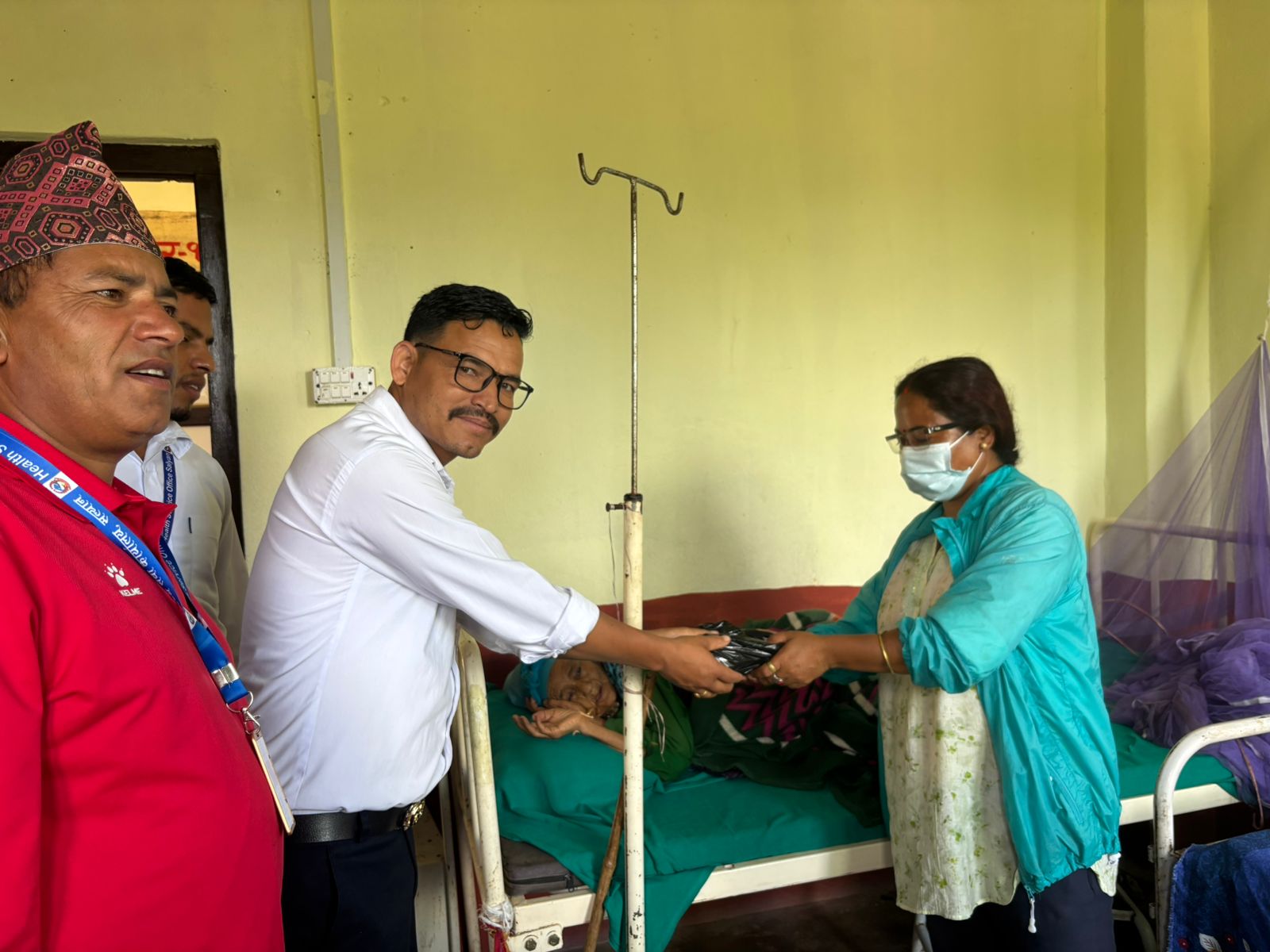 बुवाको पुन्यतिथिमा अस्पतालका बिरामी र विद्यार्थीलाई सहयोग