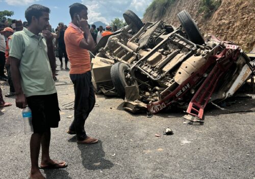 सल्यानमा फोर्स गाडी दुर्घटना हुँदा १५ जना घाइते