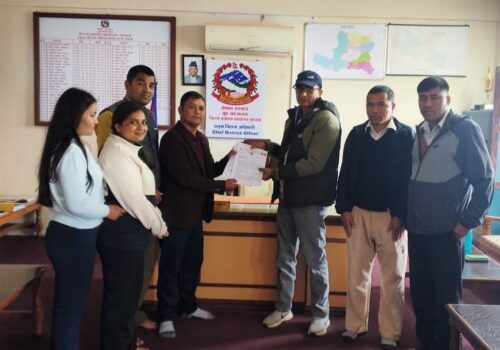 सल्यानमा स्वास्थ्यकर्मीहरूको न्यूनतम पारिश्रमिक र सामाजिक सुरक्षा सुनिश्चित गर्न ज्ञापनपत्र