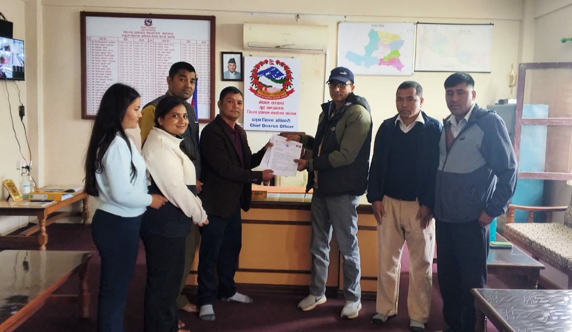 सल्यानमा स्वास्थ्यकर्मीहरूको न्यूनतम पारिश्रमिक र सामाजिक सुरक्षा सुनिश्चित गर्न ज्ञापनपत्र