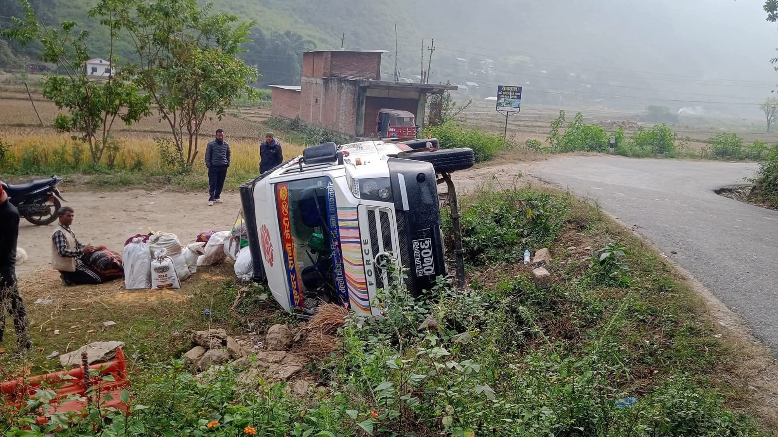 सल्यानमा फोर्स गाडी दुर्घटना हुँदा पाँच जना घाइते