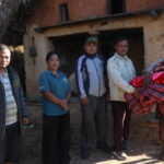 गाउँपालिकाका उपाध्यक्ष बस्नेतद्वारा विपन्न बृद्धलाई ओढने–ओछ्याउने सहयोग