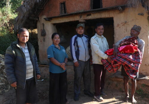 गाउँपालिकाका उपाध्यक्ष बस्नेतद्वारा विपन्न बृद्धलाई ओढने–ओछ्याउने सहयोग