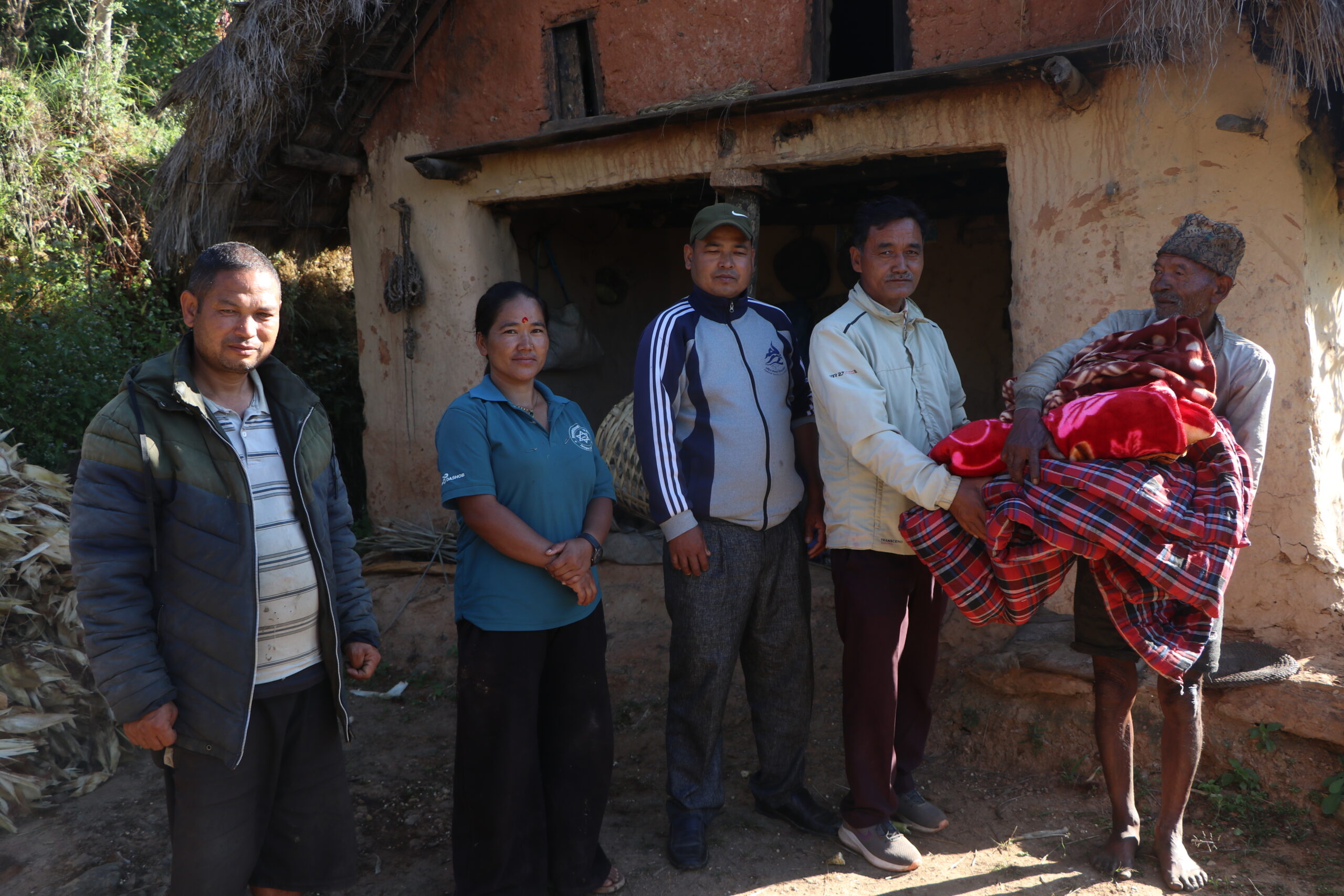 गाउँपालिकाका उपाध्यक्ष बस्नेतद्वारा विपन्न बृद्धलाई ओढने–ओछ्याउने सहयोग