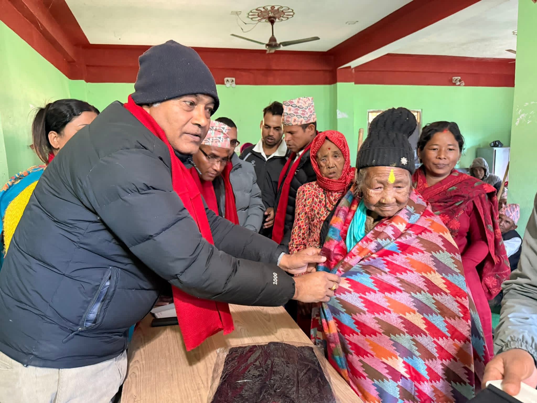 कालिमाटी गाउँपालिकाद्वारा जेष्ठ नागरिकलाई न्यानो कपडा वितरण