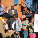 छात्रावासका बालबालिकालाई न्यानो कपडा वितरण