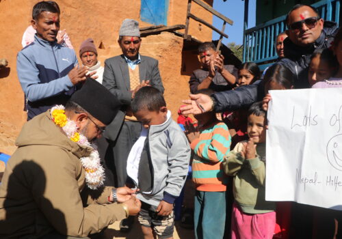 छात्रावासका बालबालिकालाई न्यानो कपडा वितरण