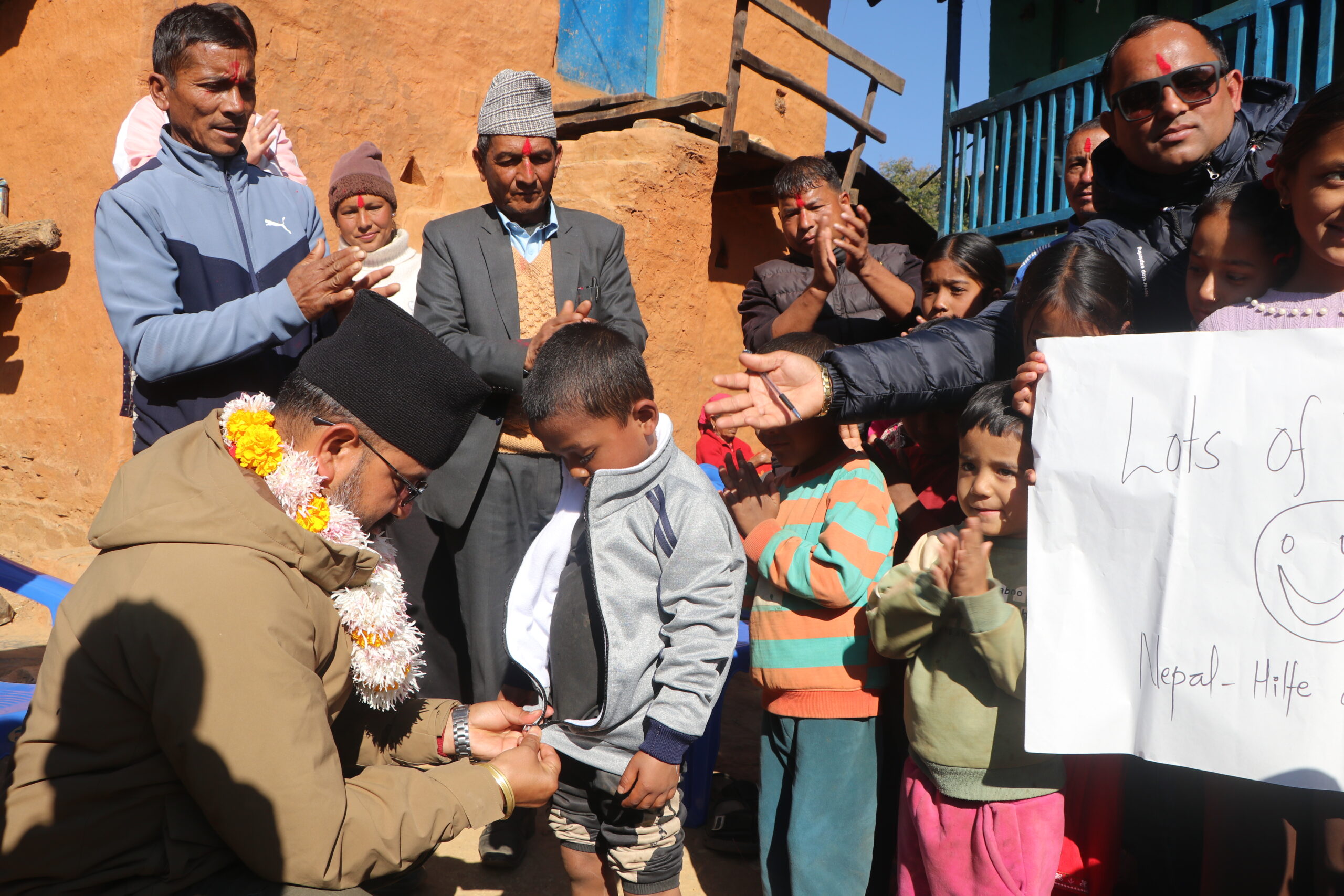 छात्रावासका बालबालिकालाई न्यानो कपडा वितरण