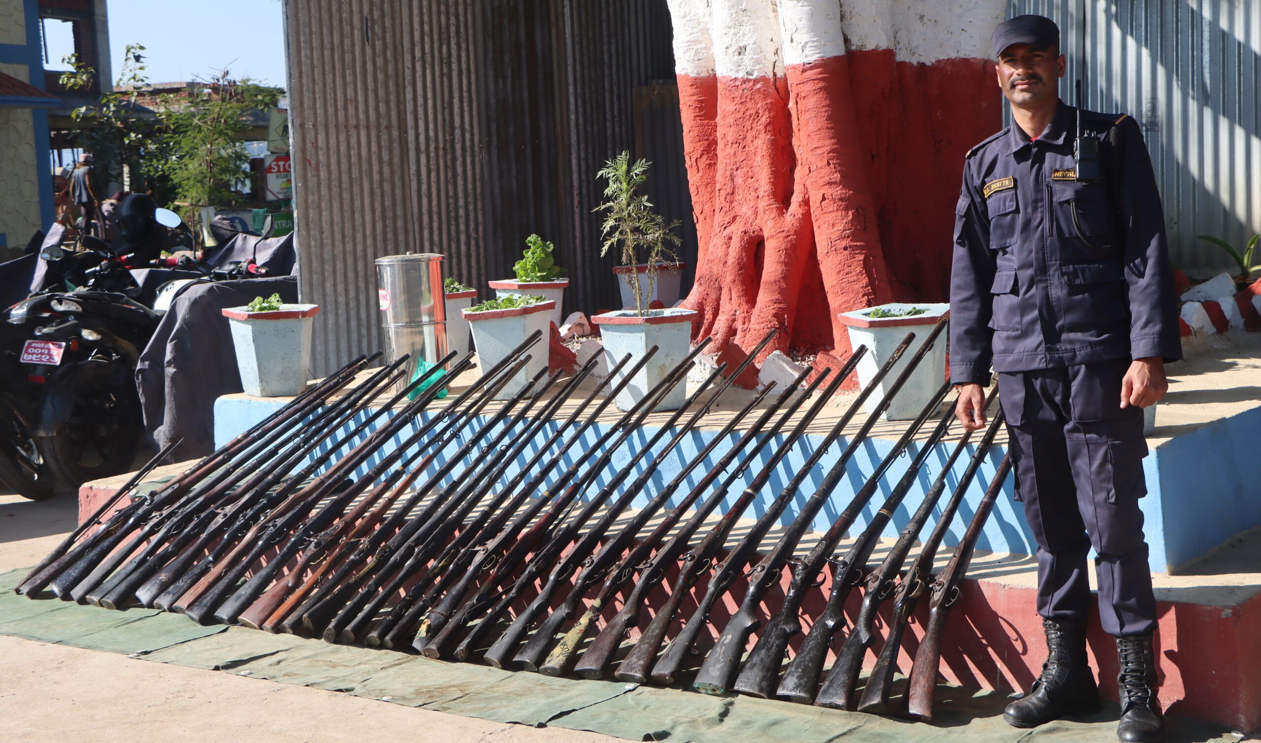 सल्यानमा ३३ नाल अवैध भरुवा बन्दुक बरामद