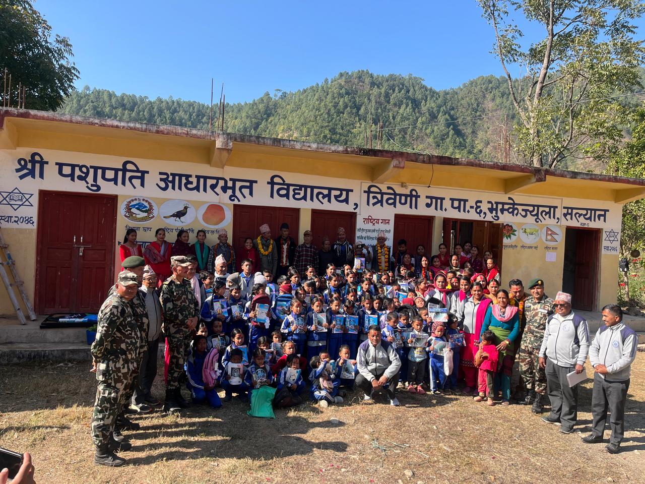 नेपाली सेनाद्वारा विद्यार्थीलाई स्टेशनरी तथा खेलकुद सामग्री वितरण