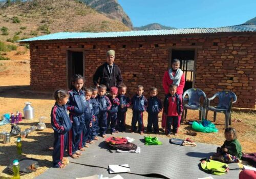 अमेरिकामा बस्दै आएका रानाद्धारा विद्यार्थी र अपांगता व्यक्तिलाई न्यानो कपडा