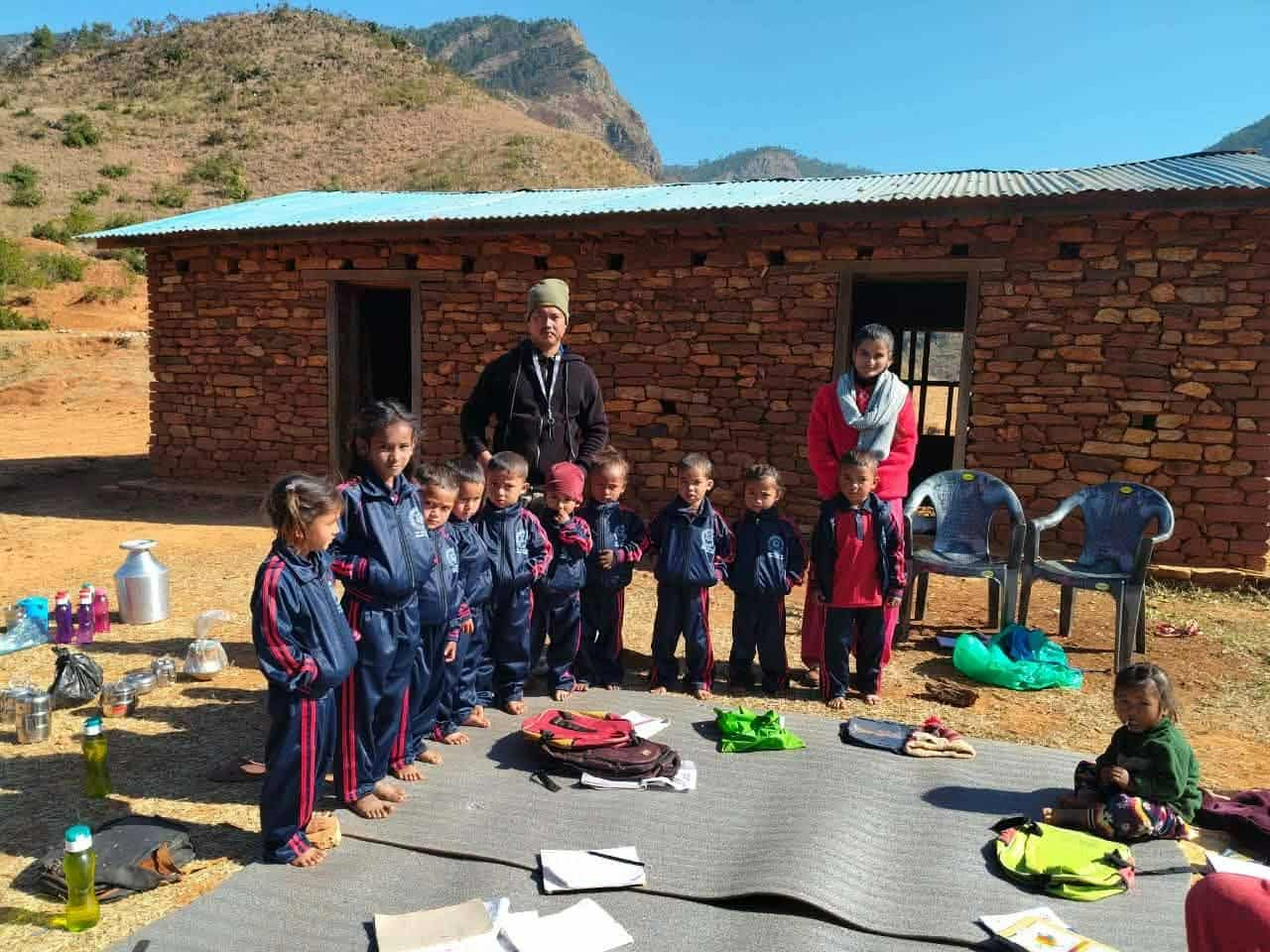 अमेरिकामा बस्दै आएका रानाद्धारा विद्यार्थी र अपांगता व्यक्तिलाई न्यानो कपडा