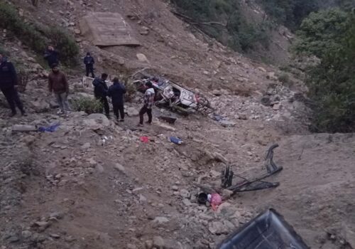 सल्यानमा डबल क्याप बोलेर जीप दुर्घटना: चालकको मृत्यु, ३ घाइते