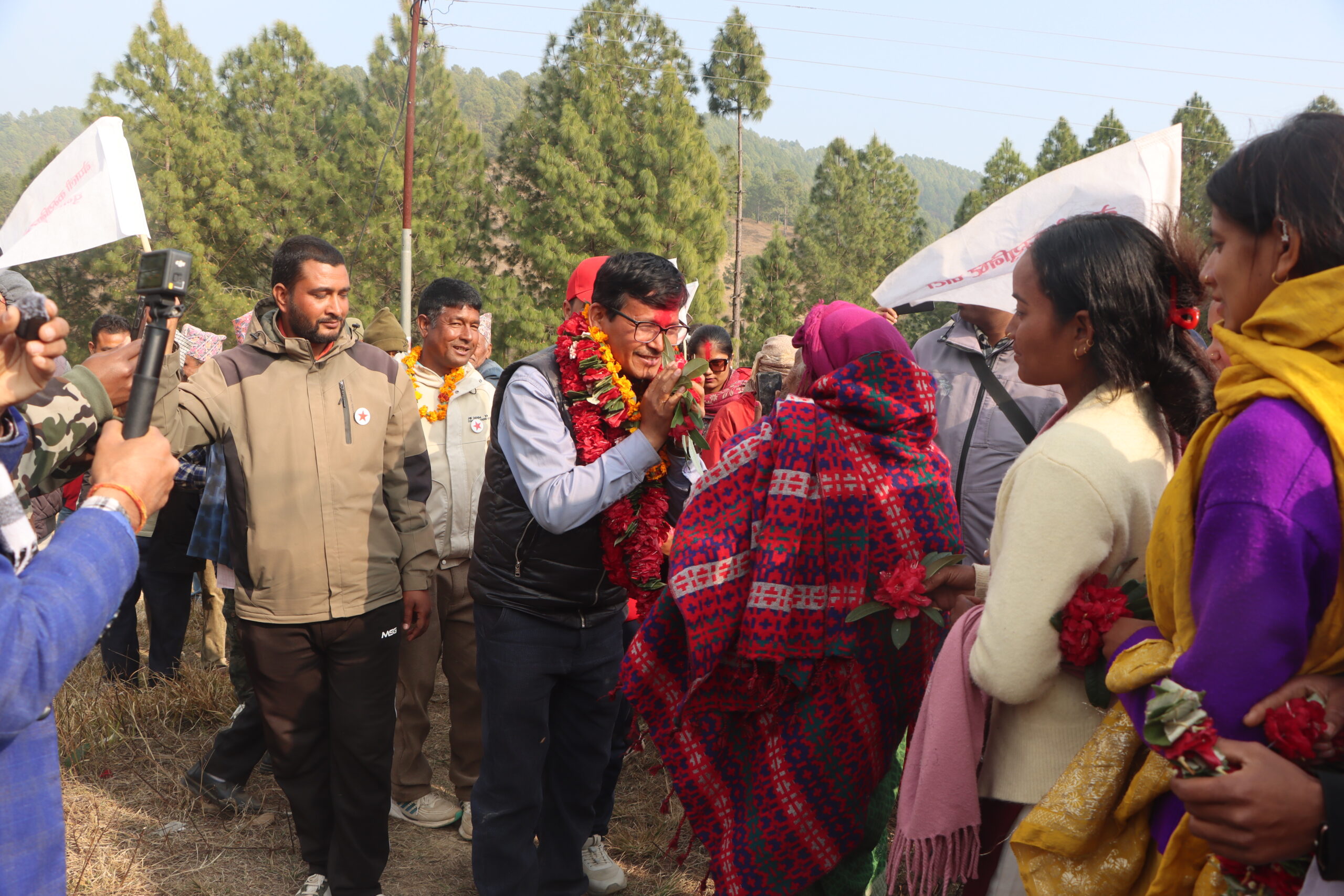 उम्मेदवार मल्ल मतदाताका समस्या सुन्नमा सक्रिय : मतदाताले लिखित रूपमा गरे बिकासको माग