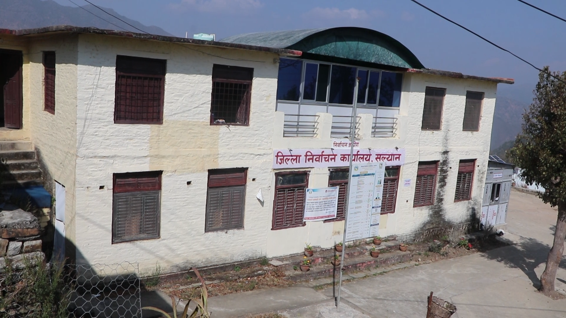 मतपत्र सहित निर्वाचनको आवश्यक सामग्री सल्यान आइपुग्यो